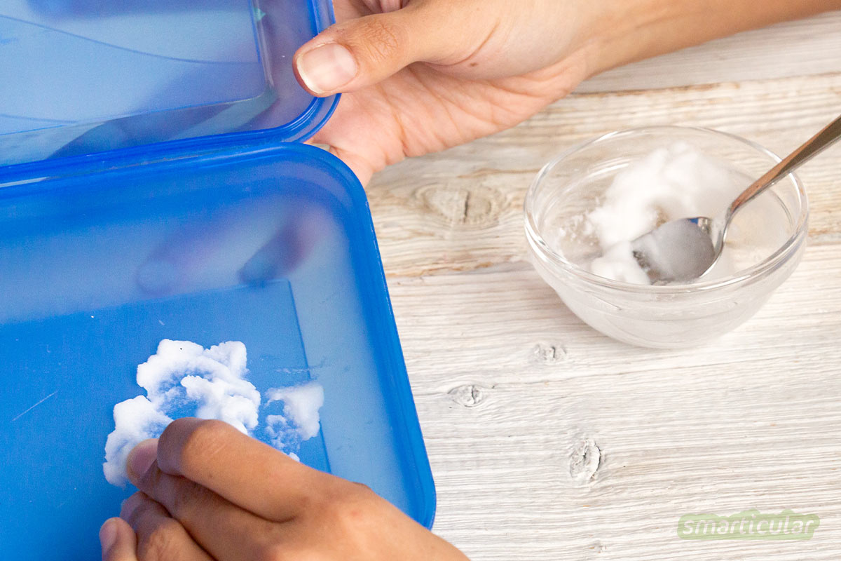 Wenn sich Gerüche in Tupperdosen oder Deckeln festsetzen, lässt sich mit einfachen Hausmitteln der Geruch aus Plastik entfernen - funktioniert auch bei Schraubdeckeln mit Beschichtung.