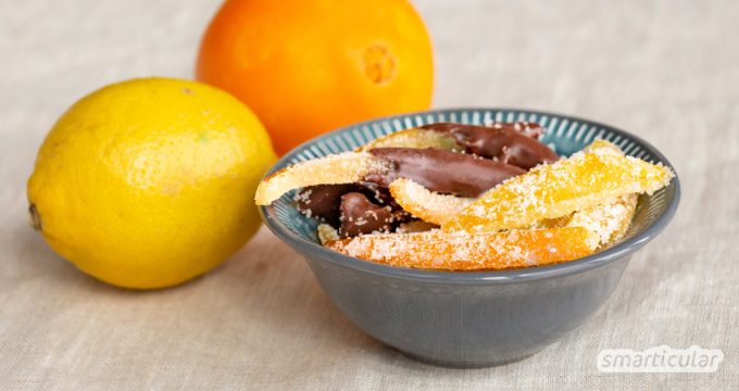Anstatt die Schalen von Zitrusfrüchten wegzuwerfen, lassen sich zum Beispiel daraus kandierte Orangenschalen selber machen - als lang haltbare Süßigkeit!