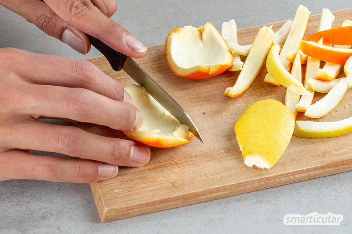 Anstatt die Schalen von Zitrusfrüchten wegzuwerfen, lassen sich zum Beispiel daraus kandierte Orangenschalen selber machen - als lang haltbare Süßigkeit!