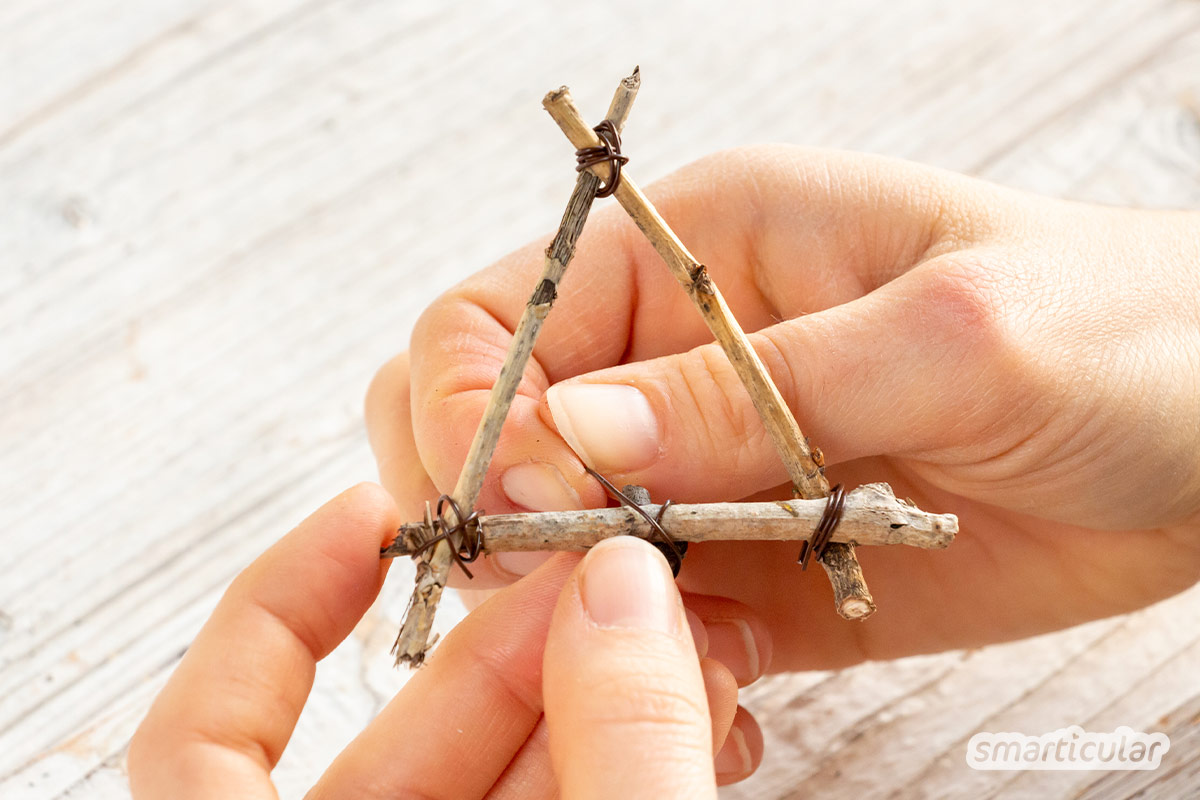 Natürlicher Christbaumschmuck lässt sich leicht aus ein paar trockenen Zweigen und aus Garnresten herstellen - auch zum Basteln mit Kindern geeignet!