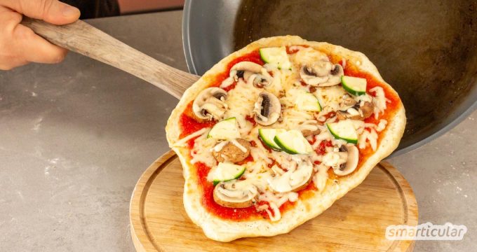 Pizza ohne Backofen? Diese Pfannenpizza gelingt auch ohne Backofen und verbraucht zudem weniger Energie - genau richtig für die schnelle Pizza fast wie vom Italiener!