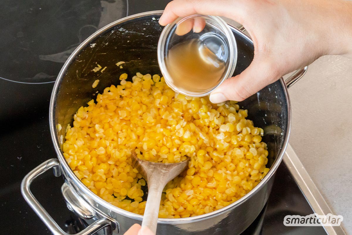 Tempeh selber zu machen, gelingt nicht nur mit Sojabohnen, sondern auch mit Schälerbsen, Lupinensamen, Kichererbsen, schwarzen Bohnen oder anderen Hülsenfrüchten.