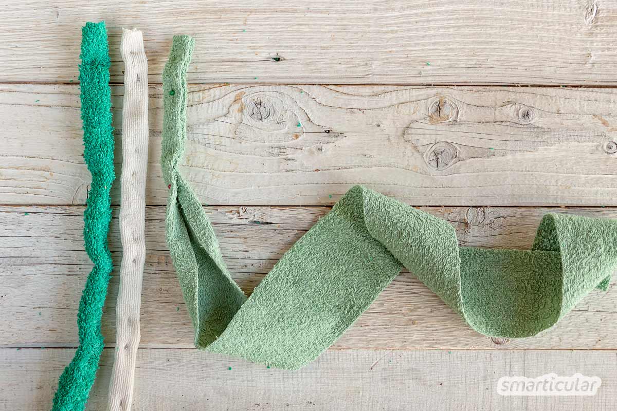 Ein Badteppich lässt sich ganz einfach selber machen. Dafür werden alte Handtücher in Streifen geschnitten und ein Teppich daraus geflochten.