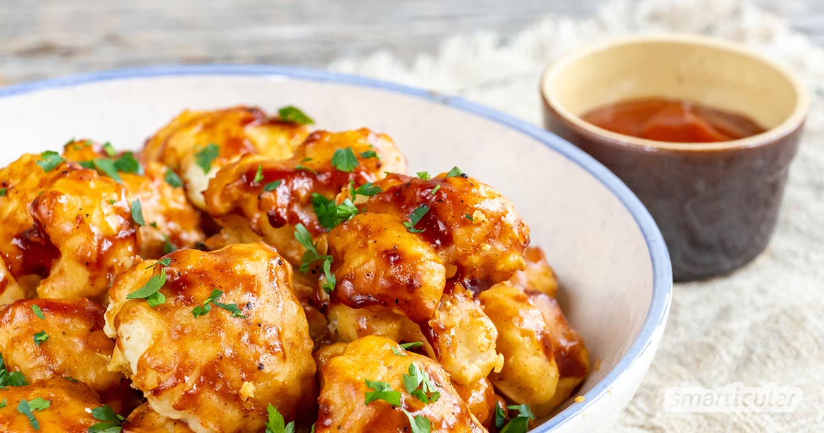 So schnell wie aus dem Drive-in, aber viel gesünder, sind köstliche selbst gemachte Blumenkohl-Wings in scharfer BBQ-Marinade!