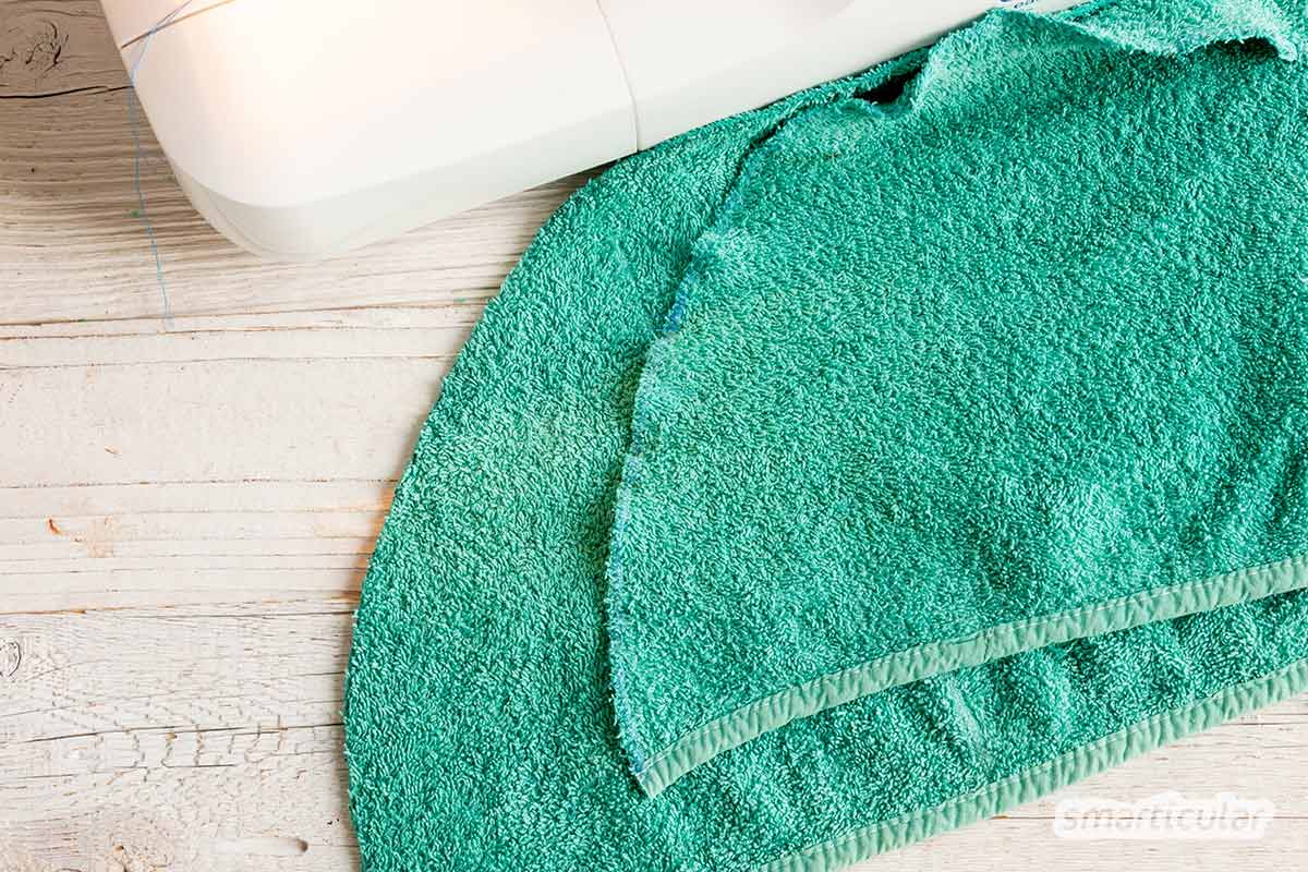 Aus einem alten Handtuch einen Haarturban zu nähen, ist viel praktischer als zum Haaretrocknen ein Handtuch um den Kopf zu wickeln, das immer wieder herunterrutscht.