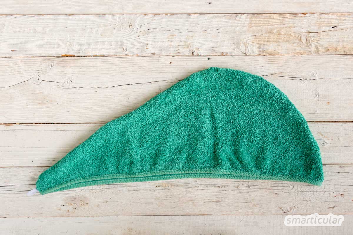 Aus einem alten Handtuch einen Haarturban zu nähen, ist viel praktischer als zum Haaretrocknen ein Handtuch um den Kopf zu wickeln, das immer wieder herunterrutscht.