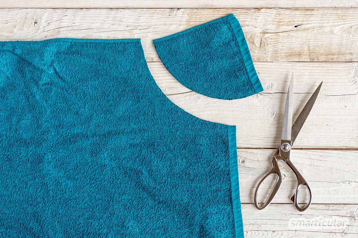 Ein Handtuchkleid zu nähen, ist ganz einfach mit einem ausgedienten Badetuch. Das entstandene Strand- oder Saunakleid macht die Umkleide überflüssig.