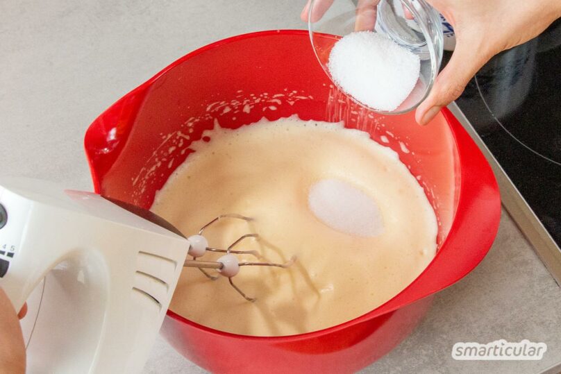 Mit einem Keksreste-Kuchen werden übrig gebliebene Weihnachtsplätzchen oder andere Kekse in einem Schwung zu einer frischen Süßspeise verwertet.