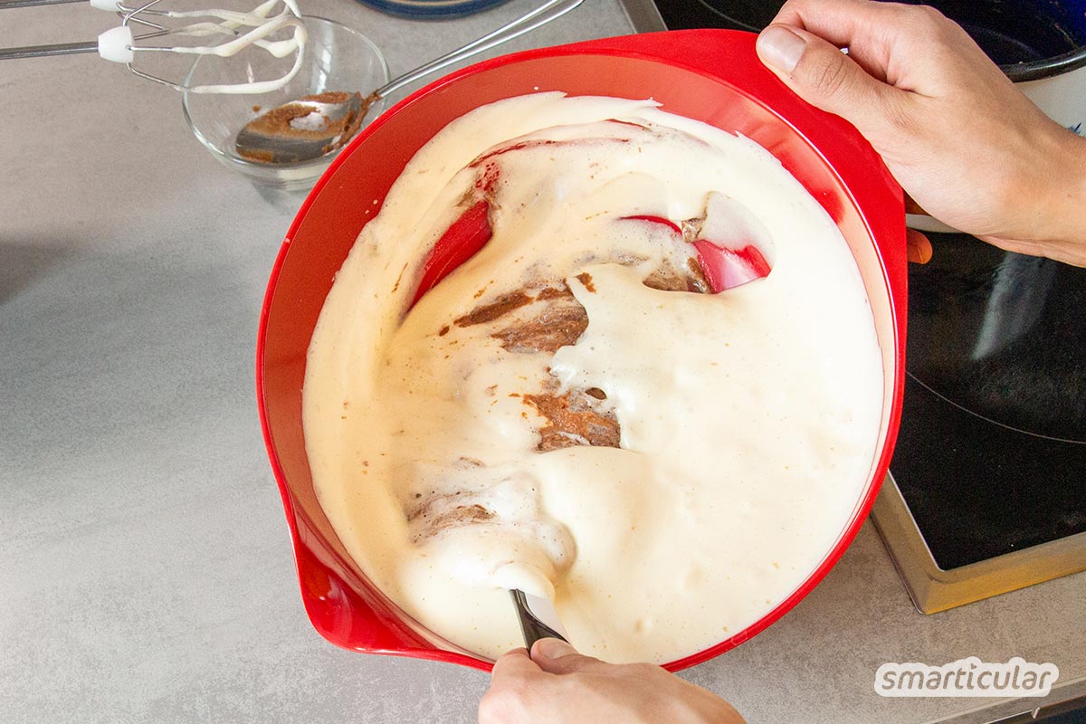 Mit einem Keksreste-Kuchen werden übrig gebliebene Weihnachtsplätzchen oder andere Kekse in einem Schwung zu einer frischen Süßspeise verwertet.