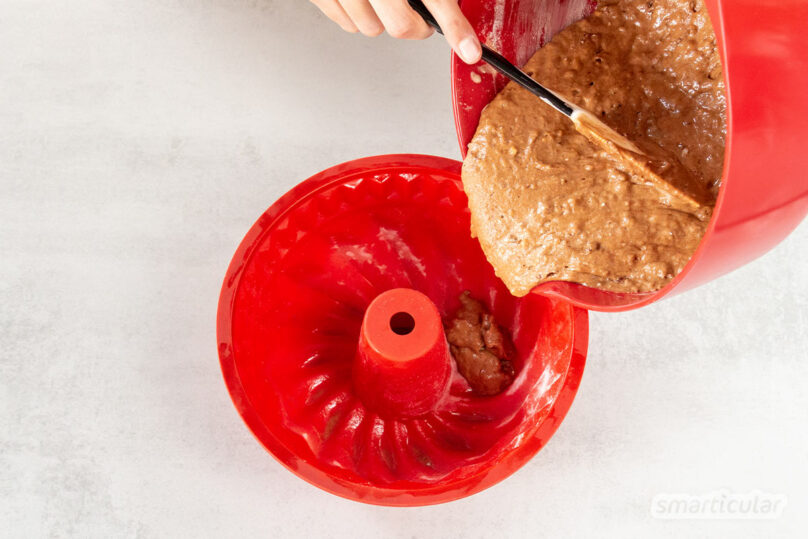 Mit einem Keksreste-Kuchen werden übrig gebliebene Weihnachtsplätzchen oder andere Kekse in einem Schwung zu einer frischen Süßspeise verwertet.