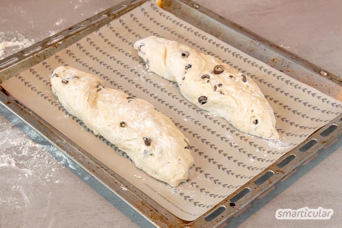 Köstliches Olivenbrot kannst du mit diesem Rezept leicht selber backen. Wenige Minuten Arbeit und etwas Geduld - schon ist der mediterrane Genuss fertig.