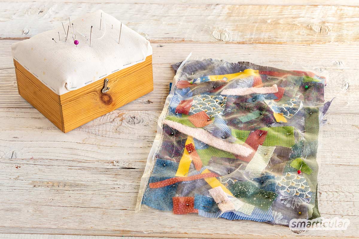 Mit der Pizzatechnik lassen sich Stoffreste verwerten: Trägerstoff mit den Resten belegen, eventuell mit Vlies abdecken, zusammennähen - fertig für die Weiterverwendung!