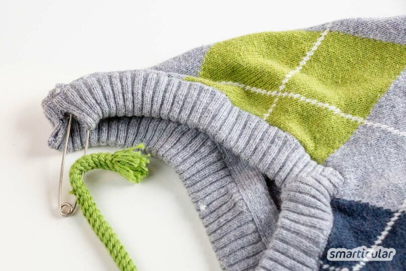 Aus alten Pullis etwas Neues zu machen, spart Geld und Müll - durch Pullover-Upcycling lassen sich Hüttenschuhe, Winteraccessoires, Kuschelkissen und mehr nähen.