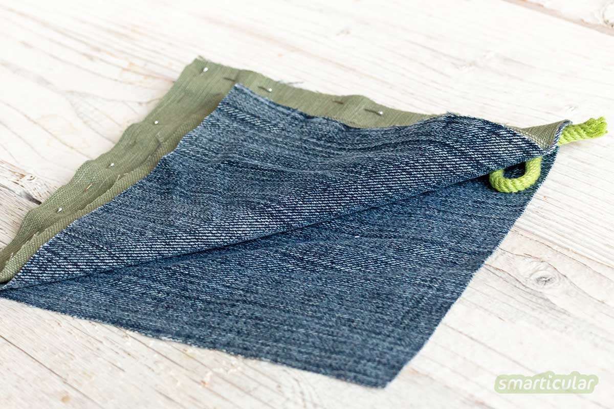 Aus Jeans- und anderen Stoffresten kannst du dekorative Topflappen nähen. Hübsch verziert, eignen sie sich auch als Geschenk.