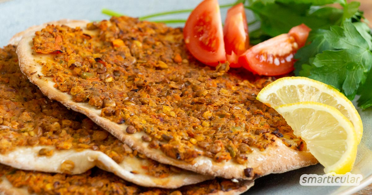 Mit dieser Abwandlung des bekannten türkischen Lahmacun gelingt dir die türkische Pizza auch vegan - mit braunen Linsen anstatt Hackfleisch.