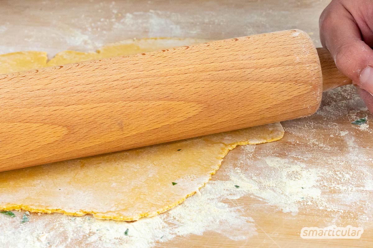 Kichererbsen-Nudeln sind besonders sättigend und sorgen für gesunde Abwechslung auf dem Teller. Die Kichererbsen-Pasta lässt sich einfach selber machen.