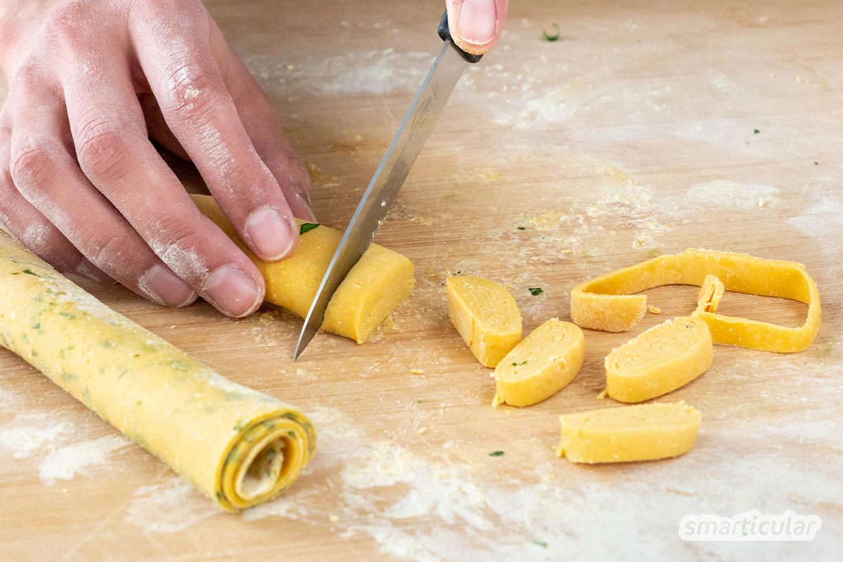 Kichererbsen-Nudeln sind besonders sättigend und sorgen für gesunde Abwechslung auf dem Teller. Die Kichererbsen-Pasta lässt sich einfach selber machen.