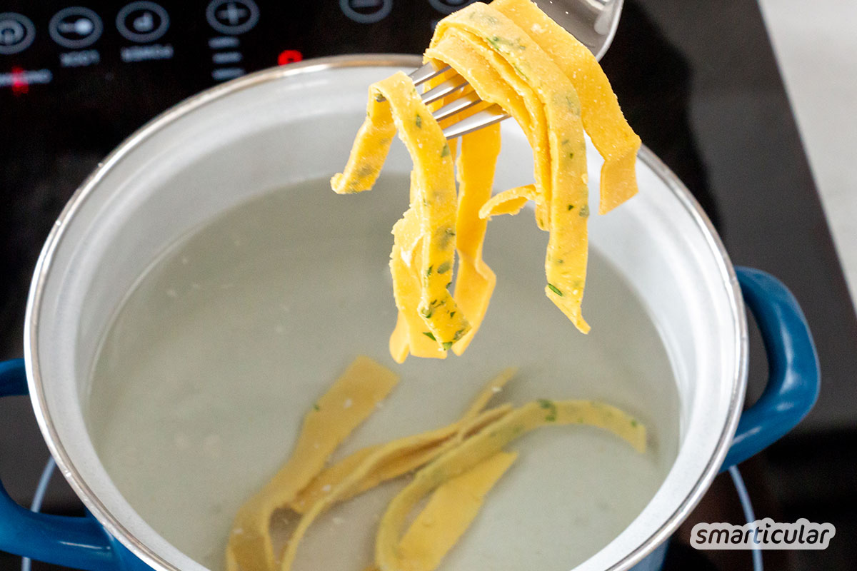 Kichererbsen-Nudeln sind besonders sättigend und sorgen für gesunde Abwechslung auf dem Teller. Die Kichererbsen-Pasta lässt sich einfach selber machen.