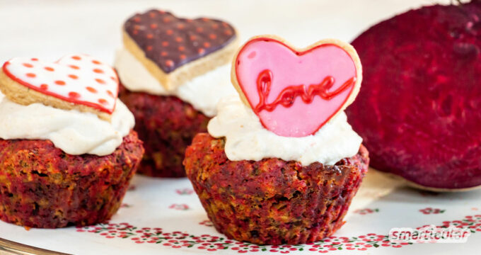 Vegane Rote-Beete-Muffins lassen sich ganz leicht zubereiten, indem du die rote Knolle im Backofen vorbackst. So gelingen saftige, regionale Muffins auch im Winter!