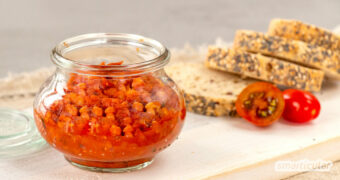 Köstlicher Tomaten-Aufstrich lässt sich im Handumdrehen selber machen und kann mit Kräutern und Gewürzen individuell abgeschmeckt werden.