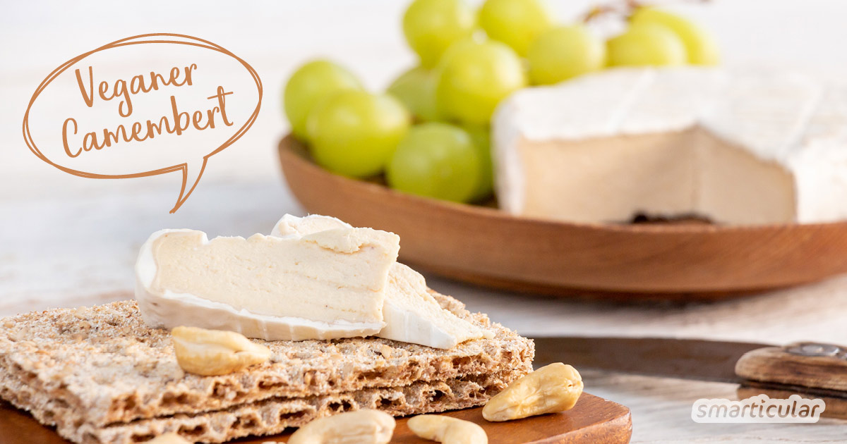 Mit Cashewkernen gelingt ein köstlicher veganer Camembert! Dabei ist es mit diesem Rezept sogar einfacher als die traditionelle Käseherstellung.