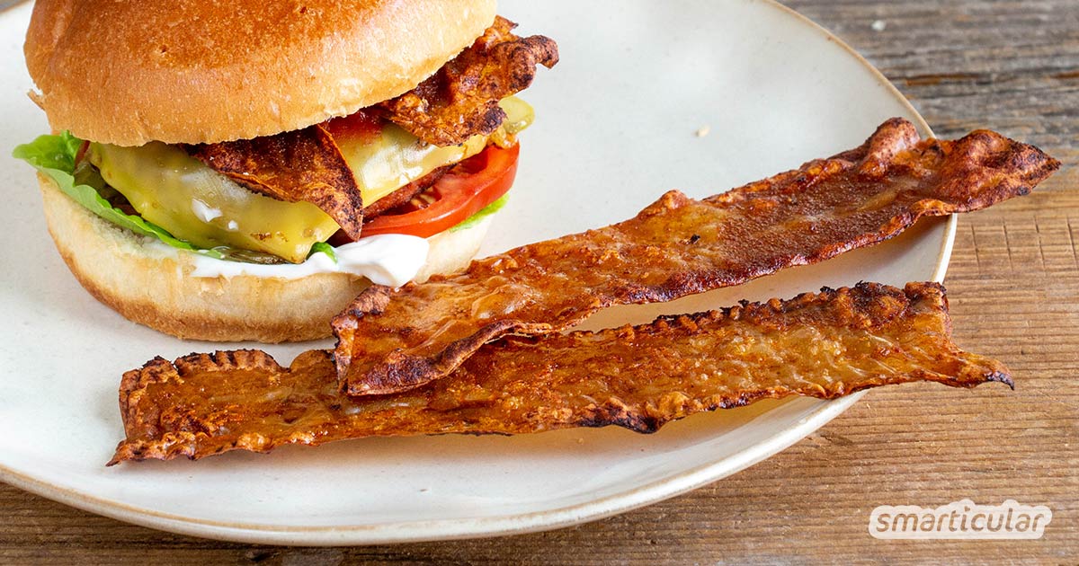 Eine pflanzliche Alternative zu Bacon lässt sich aus Reispapier zubereiten. Der vegane Speck schmeckt und sieht aus wie das Original!