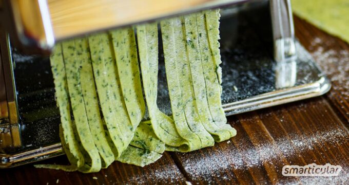 Der gesunde Bärlauch lässt sich in Form von selbst gemachten grünen Bärlauch-Nudeln für das ganze Jahr konservieren.
