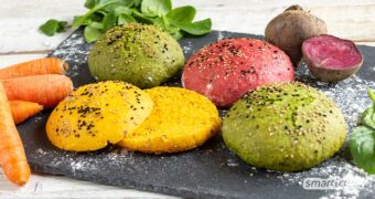 Bunte Burgerbrötchen selber zu machen, gelingt mit Gemüse im Teig: Süßkartoffeln, Rote Bete, Möhren oder Spinat - alles ist möglich mit diesem Rezept!