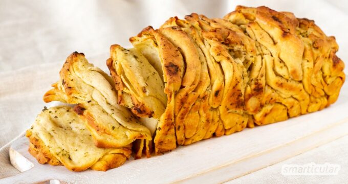 Ein herzhaftes Faltenbrot mit Kräutern ist die ideale Alternative zum Fertig-Baguette. Die Scheiben lassen sich mit den Händen einfach abzupfen und warm oder kalt genießen.