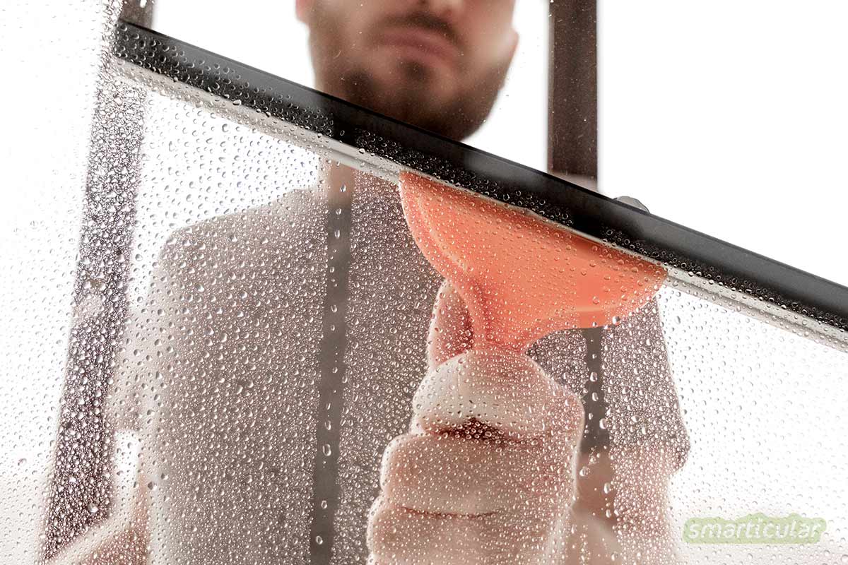 Fenster mit Hausmitteln streifenfrei zu putzen, ist so einfach! Mit diesen Tipps für blitzblanke Fenster sparst du Geld, Plastikmüll und unnötige Zusatzstoffe.