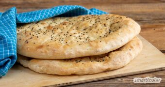 Als Grillbeilage oder als köstlich gefüllte Teigtasche: Ein Fladenbrot passt zu vielen Gelegenheiten. Mit diesem Fladenbrot-Rezept gelingt das luftige Gebäck garantiert.