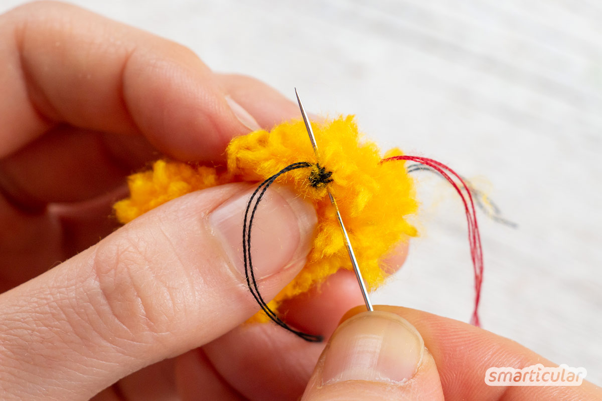 Kuschelige Küken für den Osterstrauch? Mit dieser Anleitung lässt sich schon aus wenigen Wollresten kinderleicht ein Pom-Pom-Küken basteln!