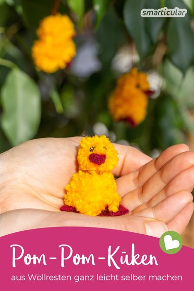 Kuschelige Küken für den Osterstrauch? Mit dieser Anleitung lässt sich schon aus wenigen Wollresten kinderleicht ein Pom-Pom-Küken basteln!