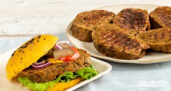 Herzhafte Seitan-Burger selber machen: diese veganen Burger-Patties mit Roter Bete und grünen Erbsen sind schnell zubereitet, auch auf Vorrat zum Einfrieren!