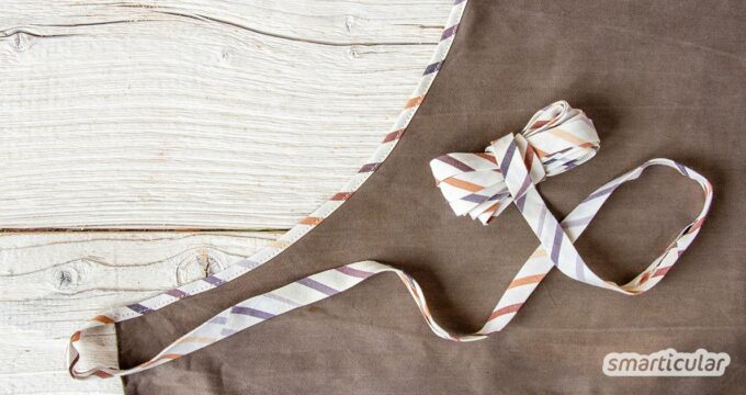 Schrägband selber zu machen, ist nicht schwer. Das Band zum Einfassen von Ausschnitten und runden Kanten lässt sich sogar aus Stoffresten herstellen.