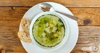 In einer klaren Spargelsuppe kommen die feinen Spargelaromen am besten zur Geltung. Das Stangengemüse lässt sich in dieser leichten Mahlzeit zudem restlos verwerten.