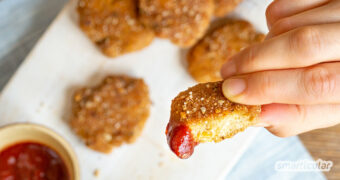 Für die beliebten knusprigen Nuggets ist kein Fleisch notwendig: Du kannst vegane Nuggets einfach aus den Resten der Sojamilchherstellung selber machen!