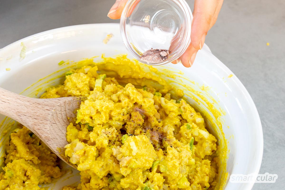 veganer-eiersalat-6 Für einen veganen Eiersalat braucht es keinerlei tierische Zutaten, und er schmeckt dank des Schwefelsalzes Kala Namak auch täuschend echt nach Ei.