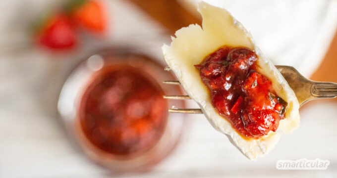 Mit einem Erdbeerchutney lassen sich die Sommerfrüchte auch mal herzhaft zubereiten. Die süßsaure Würzsoße passt perfekt zu Käse und Gegrilltem.