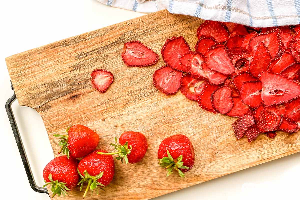 Erdbeeren haltbar zu machen, ist etwas schwierig, da sie beim Einmachen oder Einfrieren oft Form und Farbe verlieren. Wir zeigen, wie’s am besten geht.