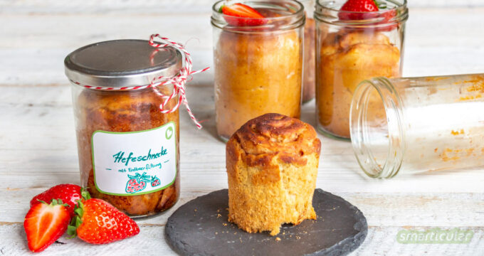 Nicht nur frisch sind Erdbeeren ein Genuss: Als Füllung für Hefeschnecken, die im Glas gebacken werden, eignen sie sich sogar perfekt zum Verschenken!