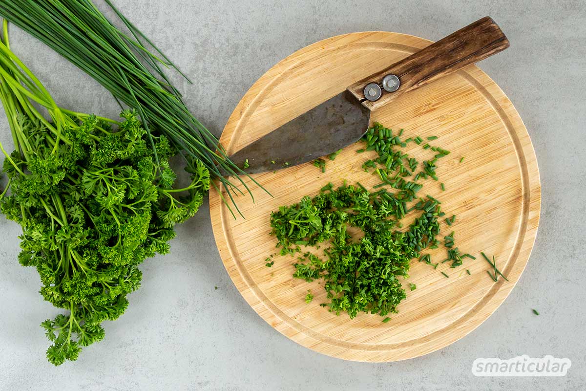 kraeuterbutter-selber-machen-rezepte-herstellen-3 So einfach kannst du Kräuterbutter selber machen - als aromatischen Brotaufstrich, Grillbeilage oder für Kräuterbaguettes - gelingt mit diesem einfachen Rezept garantiert.