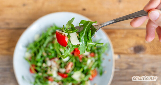 Für einen aromatischen Rucolasalat braucht es nur eine Handvoll Zutaten und ein einfaches Dressing - schnell gemacht und einfach köstlich.