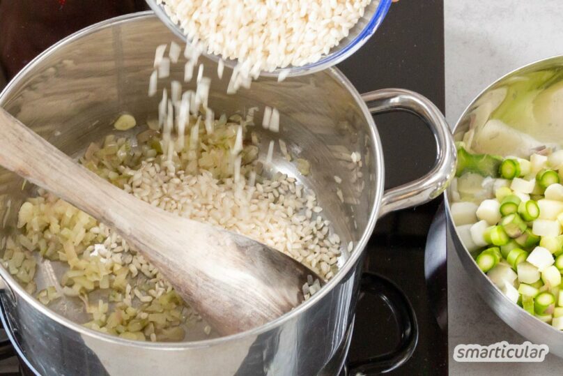 Dieses Rezept für Spargelrisotto ist nicht nur zur Verwertung von Spargelresten eine gute Idee. Der Spargelgeschmack verbindet sich perfekt mit dem cremigen Reisgericht.
