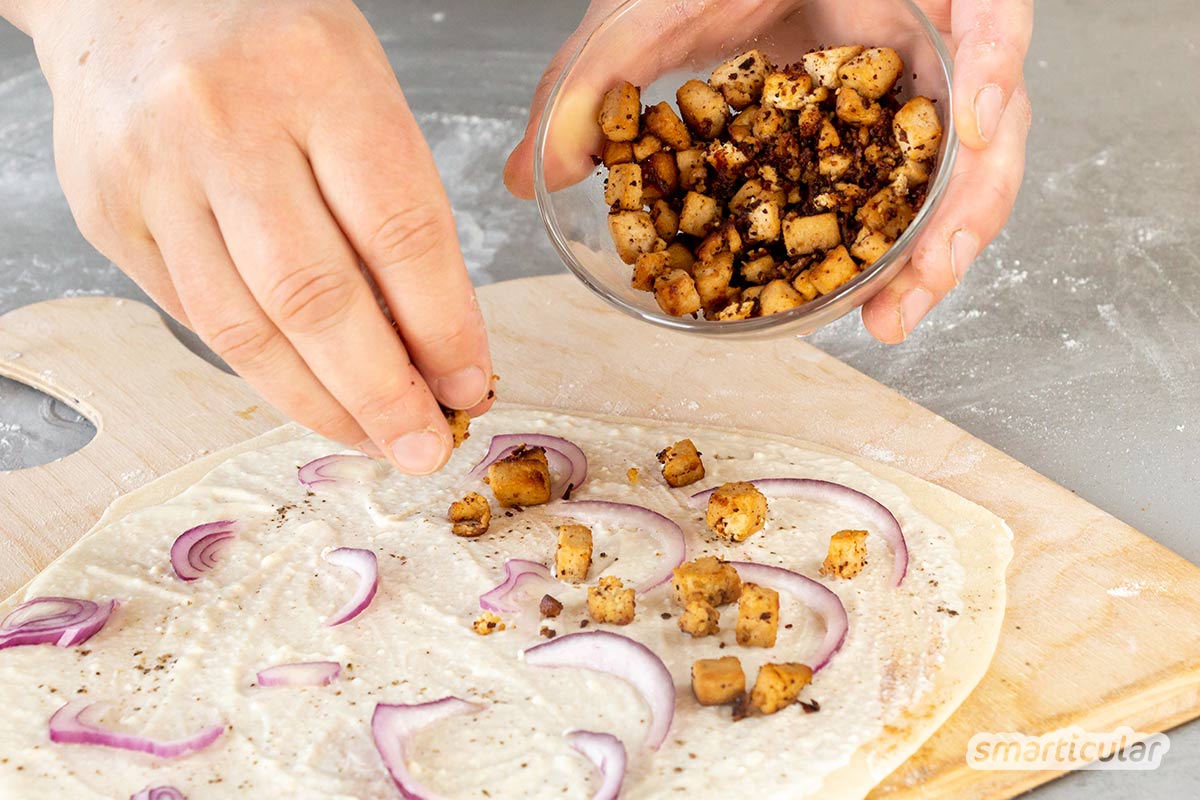 veganer-flammkuchen-teig-elsaesser-art-2 Flammkuchenteig ist zwar ohnehin vegan. Wer aber auch beim Belag auf tierische Zutaten verzichten möchte, findet hier ein bewährtes Rezept für veganen Flammkuchen.