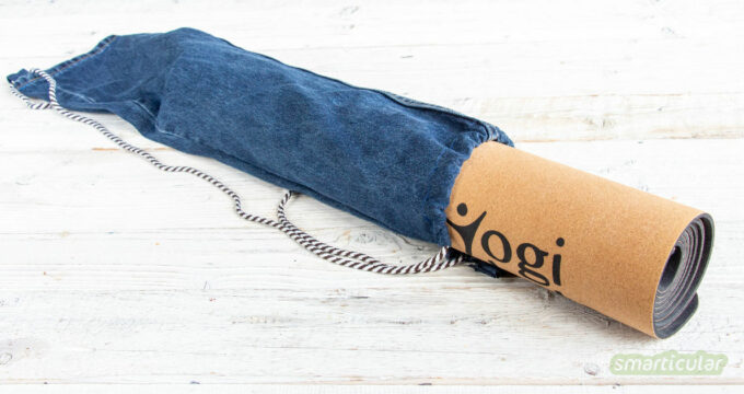 Eine Yogatasche, die praktisch ist für den Transport einer Iso- oder Yogamatte, lässt sich mit wenigen Handgriffen aus einem Jeans-Hosenbein selber nähen.