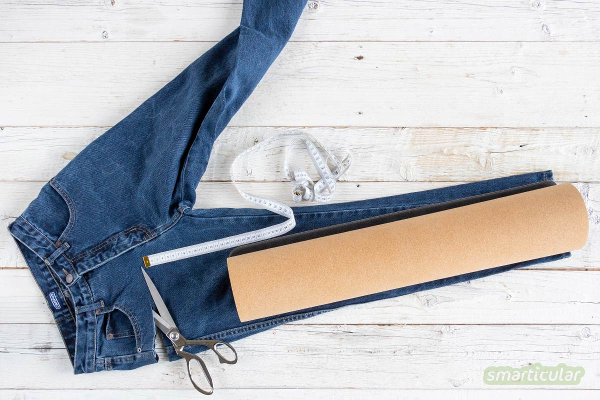 Eine Yogatasche, die praktisch ist für den Transport einer Iso- oder Yogamatte, lässt sich mit wenigen Handgriffen aus einem Jeans-Hosenbein selber nähen.