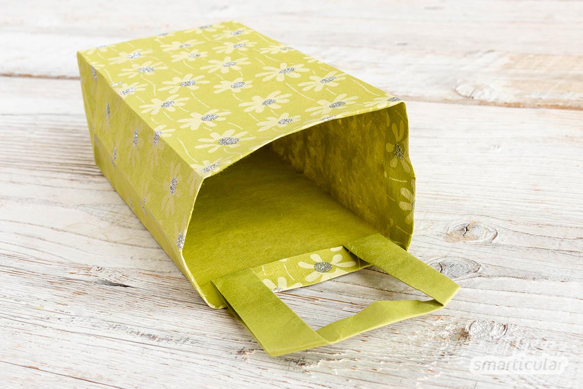 Aus einem Stück Papier und etwas Kleber lässt sich mit nur wenigen Handgriffen eine Geschenktüte basteln, die immer wieder verwendet werden kann.
