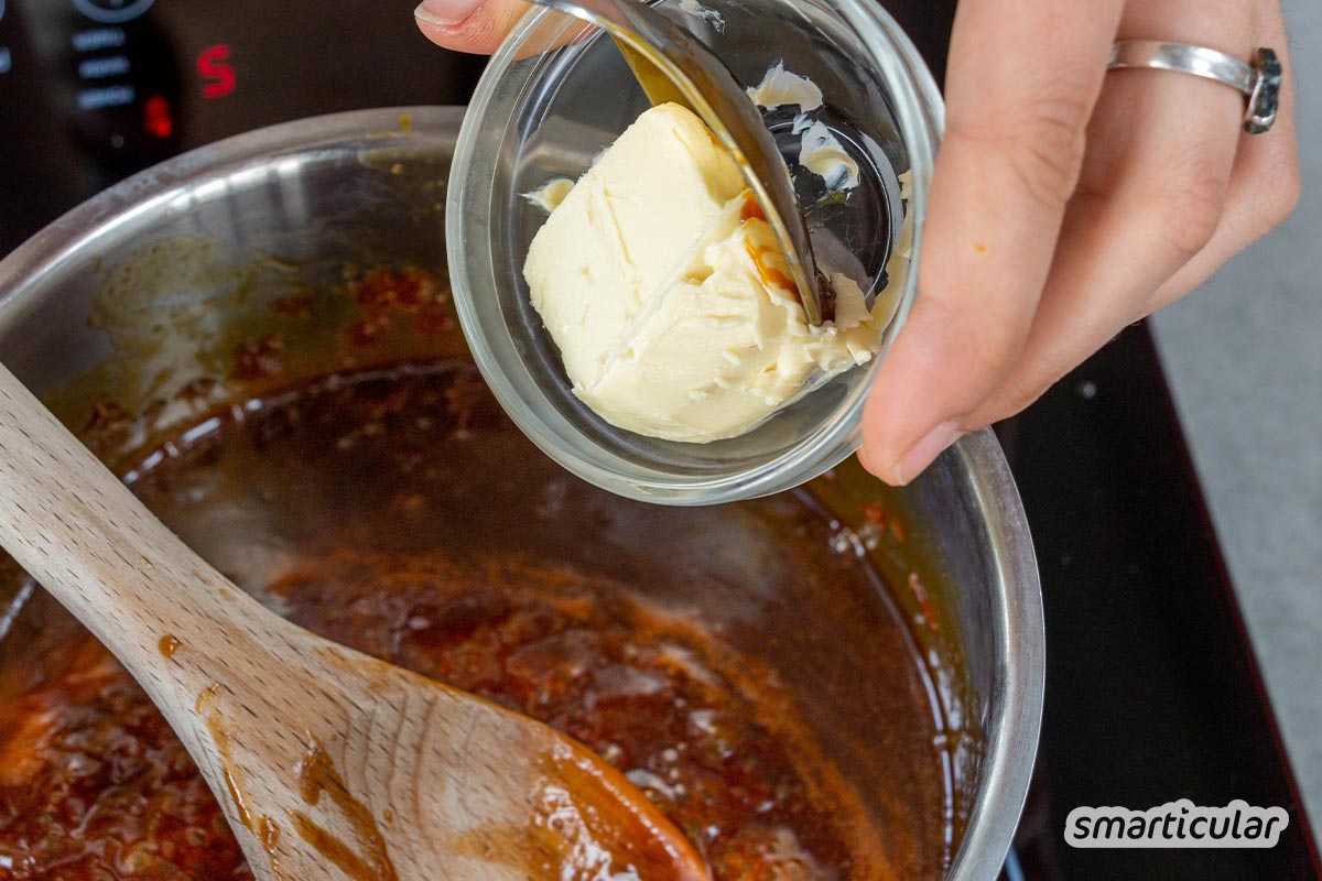 karamellsosse-selber-machen-karamellsauce-rezept-5 Kaffee, Eis oder Waffeln … So richtig lecker wird’s erst mit einem Schuss Karamell! Zum Glück lässt sich mit diesem Rezept ganz leicht Karamellsoße selber machen.