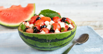 Ein erfrischender Melonen-Feta-Salat ist in ein paar Minuten zubereitet und kommt mit wenigen Zutaten aus - das ideale Sommer-Rezept für Eilige und Minimalisten.
